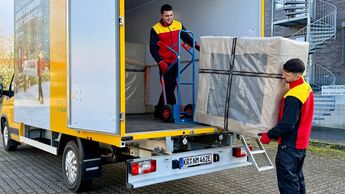 DHL 2-Mann-Handling nutzt E-Transporter von nextmove für die emissionsfreie Zustellung großer Waren auf der letzten Meile.