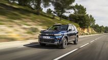 Dacia Bigster während der Fahrt auf einer Landstraße
