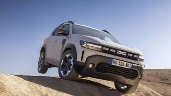 Dacia Duster Hybrid-G 150 4x4 bei der Testfahrt auf einer unbefestigten Piste in der Agafay-Wüste bei Marrakesch