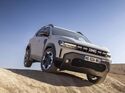 Dacia Duster Hybrid-G 150 4x4 bei der Testfahrt auf einer unbefestigten Piste in der Agafay-Wüste bei Marrakesch