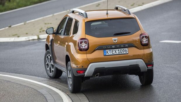 Dacia Duster der zweiten Generation in Heckansicht bei Geländefahrt mit Verschränkung auf unebenem Untergrund.