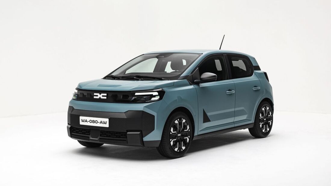 Dacia Spring in hellblauer Lackierung schräg von vorn mit Frontpartie, Scheinwerfern und schwarzen Designelementen.