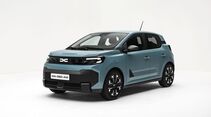 Dacia Spring in hellblauer Lackierung schräg von vorn mit Frontpartie, Scheinwerfern und schwarzen Designelementen.