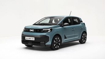 Dacia Spring in hellblauer Lackierung schräg von vorn mit Frontpartie, Scheinwerfern und schwarzen Designelementen.