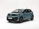 Dacia Spring in hellblauer Lackierung schräg von vorn mit Frontpartie, Scheinwerfern und schwarzen Designelementen.