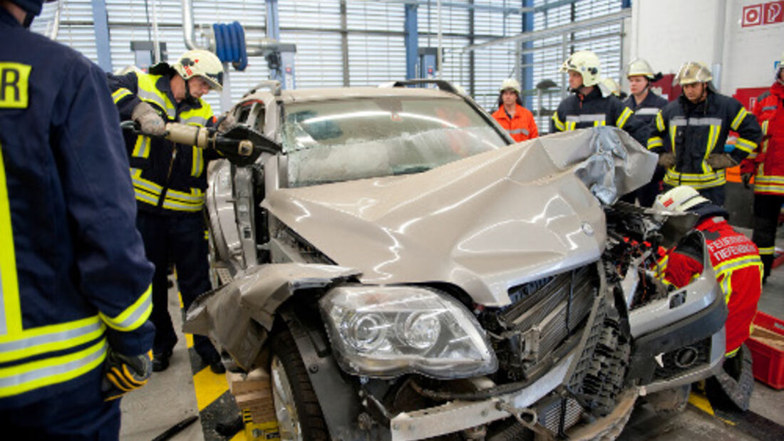 Daimler unterstützt Rettungskräfte