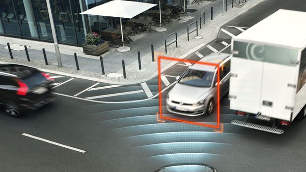 Darstellung eines Fahrzeugs mit aktivem Kreuzungs- und Notbremsassistent im urbanen Verkehr.