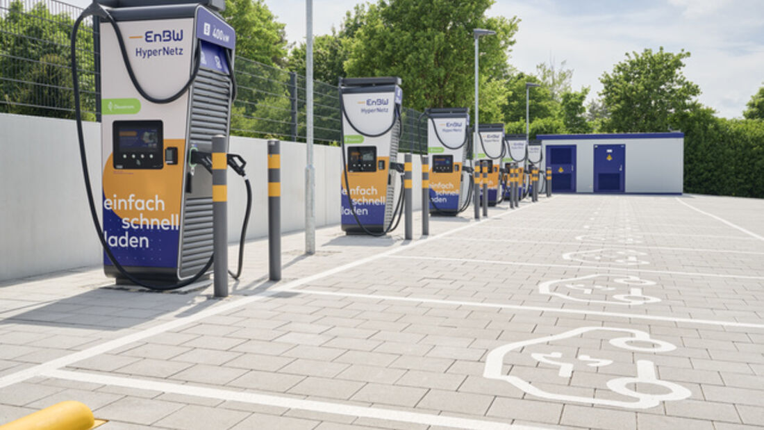 Das Energieunternehmen EnBW und der Immobilienverwalter GSL arbeiten beim Ausbau der Schnellladeinfrastruktur in Deutschland zusammen. Im Rahmen der Partnerschaft werden deutschlandweit elf Immobilien der GSL Asset Management GmbH mit EnBW-Schnellladesäulen ausgestattet. Dabei handelt es sich überwiegend um Handelsimmobilien mit Einkaufsmöglichkeiten für Lebensmittel, wie beispielsweise Märkte von Edeka oder Lidl. 