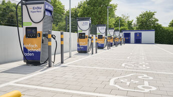 Das Energieunternehmen EnBW und der Immobilienverwalter GSL arbeiten beim Ausbau der Schnellladeinfrastruktur in Deutschland zusammen. Im Rahmen der Partnerschaft werden deutschlandweit elf Immobilien der GSL Asset Management GmbH mit EnBW-Schnellladesäulen ausgestattet. Dabei handelt es sich überwiegend um Handelsimmobilien mit Einkaufsmöglichkeiten für Lebensmittel, wie beispielsweise Märkte von Edeka oder Lidl. 