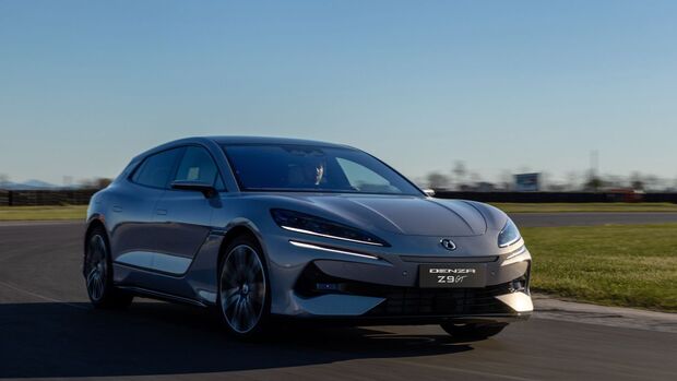 Denza Z9GT als silberner Shooting Brake auf Straße vor Felswand, schräg von vorn aufgenommen.