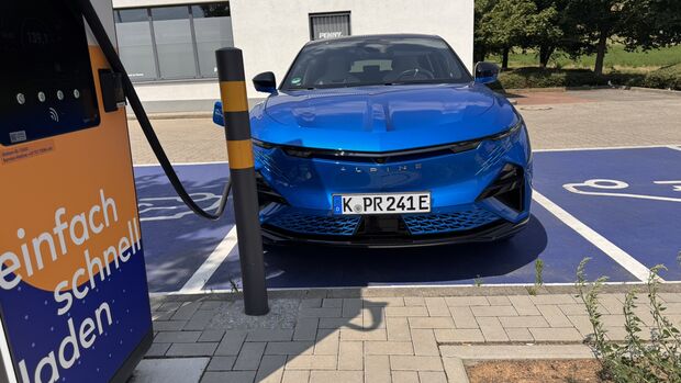 Der Alpine A390 GT in Bleu Vision Alpine während des firmenauto-Praxistests, unter anderem beim Laden, im Innenraum und im Kofferraum.
