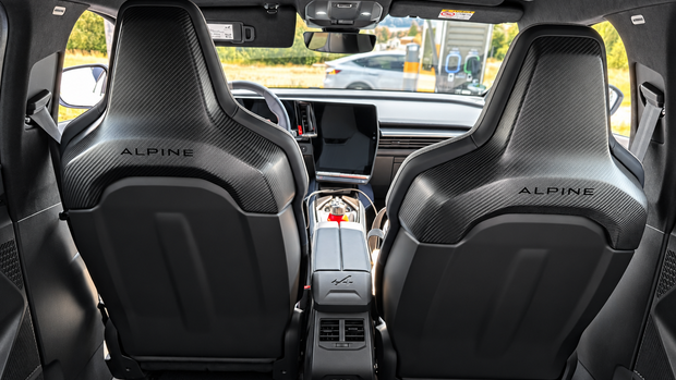 Der Alpine A390 GT in Bleu Vision Alpine während des firmenauto-Praxistests, unter anderem beim Laden, im Innenraum und im Kofferraum.