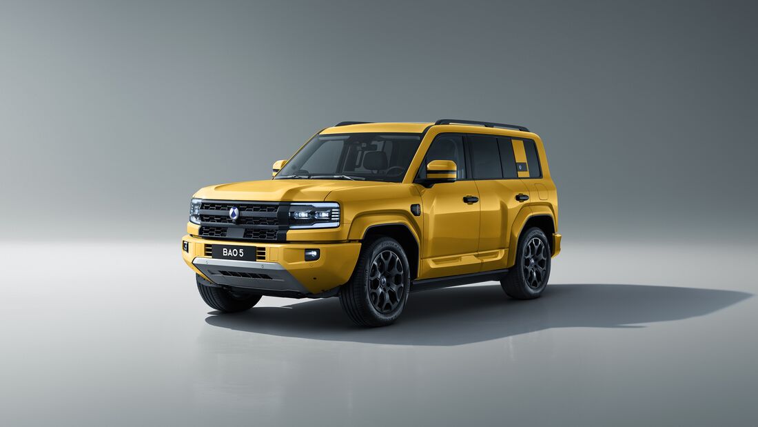 Der DENZA BAO 5 steht als gelbes Plug-in-Hybrid-SUV in Front-Seitenansicht im Studio.