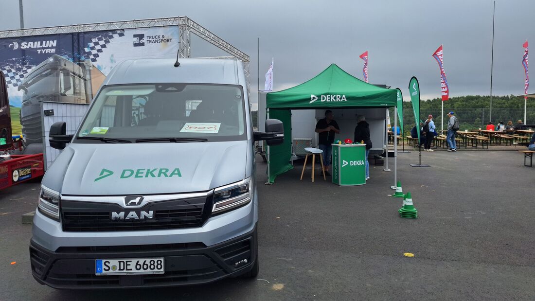 Der Dekra-Fahrsimulator wurde weiter verbessert. Auf dem TGP konnten Neugierige Probe fahren.
