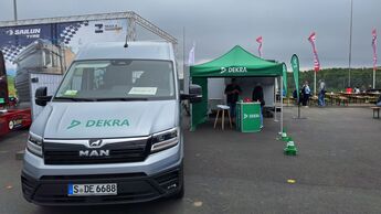 Der Dekra-Fahrsimulator wurde weiter verbessert. Auf dem TGP konnten Neugierige Probe fahren.