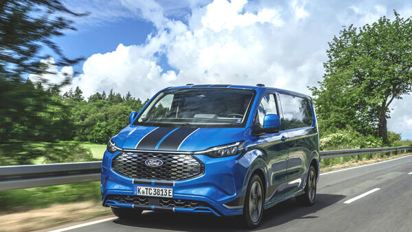 Der E-Transit Custom bietet zwei elektrische Antriebsoptionen mit 100 kW (136 PS) oder 160 kW (218 PS) und erreicht eine Reichweite von bis zu 327 Kilometern
Foto: Ford