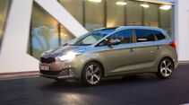 Der Kia Carens fährt sich angenehm, derbe Stöße beantwortet das Fahrwerk jedoch etwas hölzern.