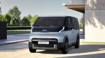 Der Kia PV5 Passenger parkt in der Nähe eines luxuriösen Hauses.
