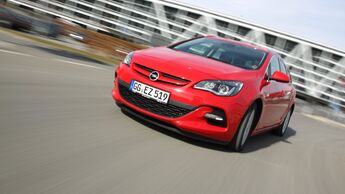 Der Opel Astra Sports Tourer 2.0 CDTI BiTurbo von vorne links