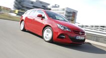 Der Opel Astra Sports Tourer 2.0 CDTI BiTurbo von vorne rechts