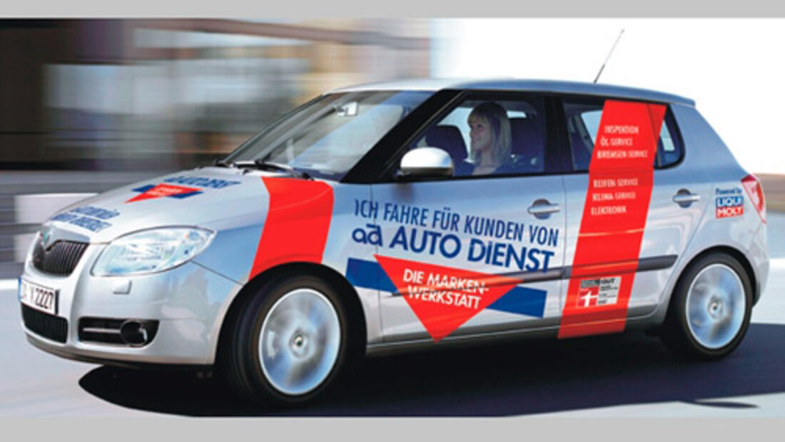 Der Skoda Fabia Ambiente ist werbewirksam beklebt.