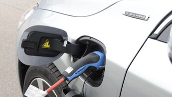 Der Volvo V60 Plug-in-Hybrid ist schnell zum Aufladen angeschlossen