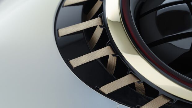 Detail einer Fahrzeugfelge mit speziellem Speichendesign und textilem Element