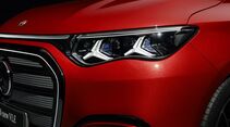 Detailaufnahme des LED-Scheinwerfers und der Frontpartie des roten Mercedes VLE mit beleuchtetem Designelement.