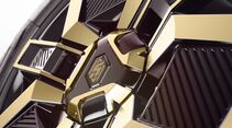 Detailaufnahme einer schwarz-goldenen Felge mit geometrischem Design am Renault 5 E-Tech Electric.