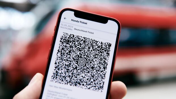 Deutschlandticket als digitales Ticket auf einem Smartphone-Bildschirm.