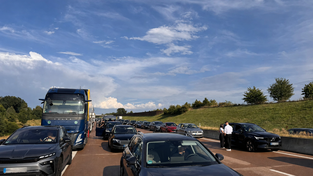 Dichter Stau mit Pkw und Lkw auf einer Autobahn – unzuverlässige Fahrzeiten können Firmenflotten zusätzliche Zeit und Geld kosten.