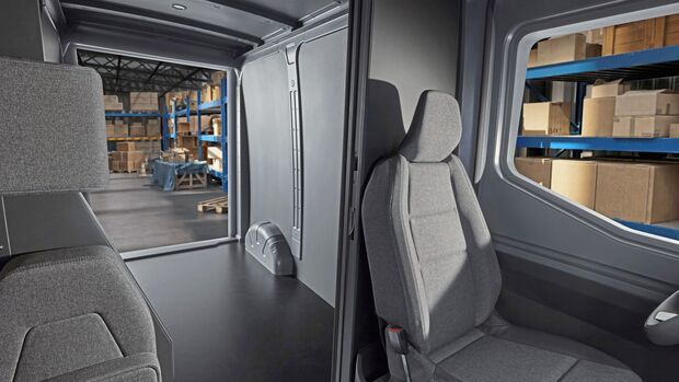 Die Fahrer bekommen den perfekten Arbeitsplatz, mit leichtem Einstieg.