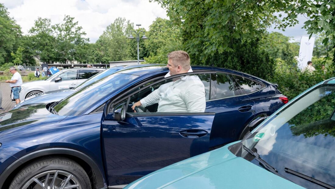 Dienstwagen parkt auf einem Unternehmensstandort zwischen weiteren Fahrzeugen auf begrenzten Stellflächen.