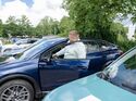 Dienstwagen parkt auf einem Unternehmensstandort zwischen weiteren Fahrzeugen auf begrenzten Stellflächen.