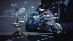 Digitale Illustration zu Arbeitsrecht mit Auto-Icon, Vertragsdokument, Richterhammer und Justizwaage auf dunklem Hintergrund.