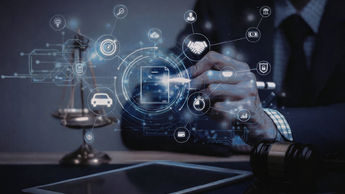 Digitale Illustration zu Arbeitsrecht mit Auto-Icon, Vertragsdokument, Richterhammer und Justizwaage auf dunklem Hintergrund.