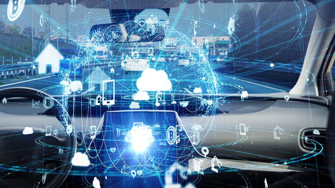 Digitale Vernetzungs- und Datensymbole über einer Fahrzeugcockpitansicht, die die Übertragung und Nutzung von Fahrzeugdaten darstellen.
