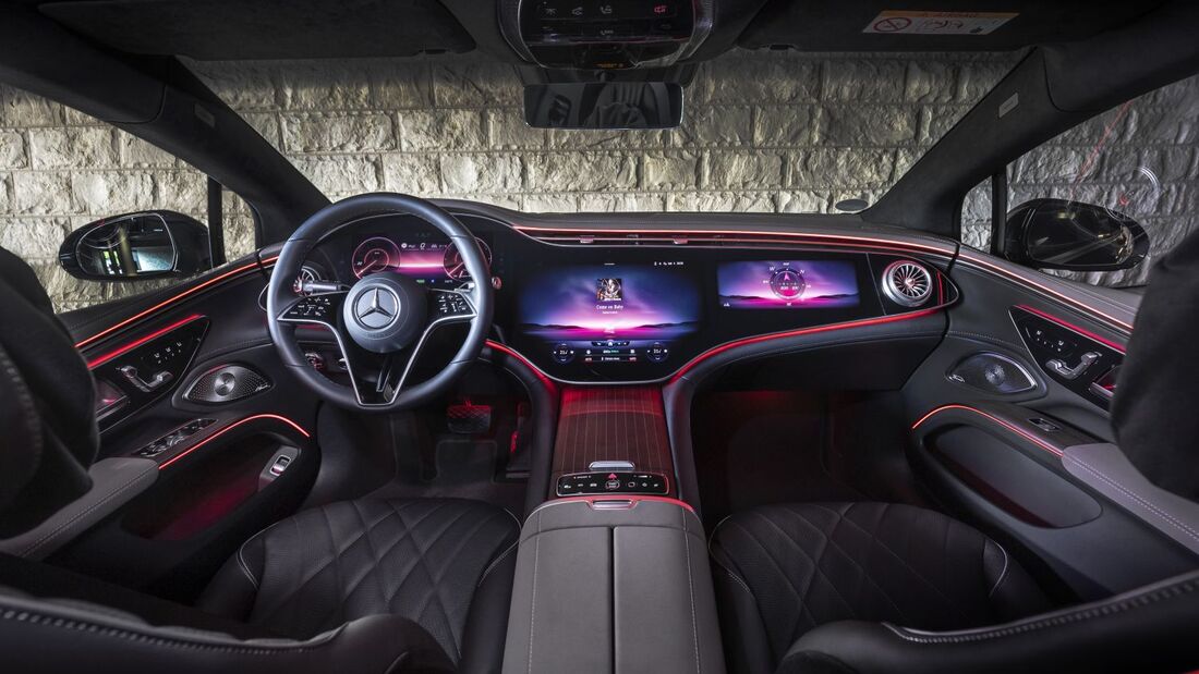 Digitales Cockpit und Infotainment-System in einem Mercedes, über das Softwarefunktionen und Fahrzeugausstattung per Update freigeschaltet werden können.