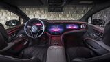 Digitales Cockpit und Infotainment-System in einem Mercedes, über das Softwarefunktionen und Fahrzeugausstattung per Update freigeschaltet werden können.