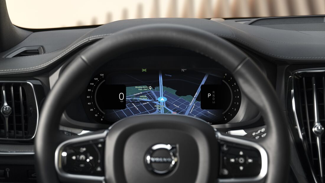 Digitales Kombiinstrument eines Volvo mit Kartenansicht im Rahmen des Volvo UX Software-Updates.