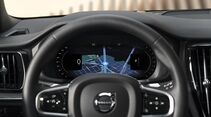 Digitales Kombiinstrument eines Volvo mit Kartenansicht im Rahmen des Volvo UX Software-Updates.