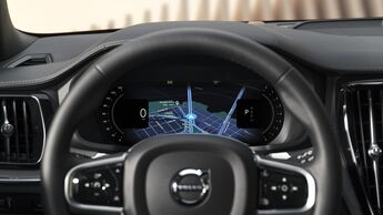 Digitales Kombiinstrument eines Volvo mit Kartenansicht im Rahmen des Volvo UX Software-Updates.