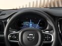 Digitales Kombiinstrument eines Volvo mit Kartenansicht im Rahmen des Volvo UX Software-Updates.