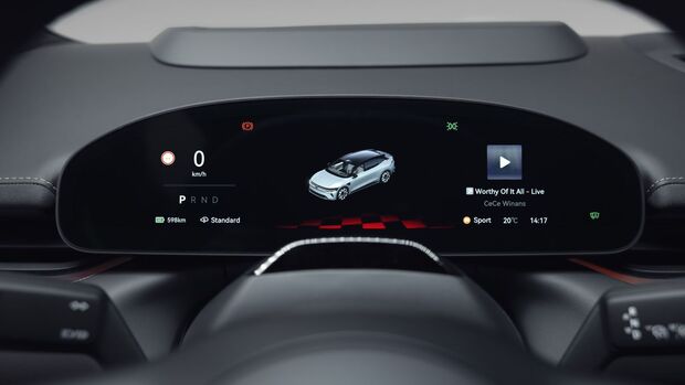 Digitales Kombiinstrument im Zeekr 7GT mit Geschwindigkeitsanzeige, Fahrmodus, Reichweite und Medienanzeige.