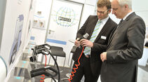 Diskussion über Ladestecker am Stand von Phoenix Contact