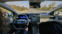 Displayansicht im Ford Puma Gen-E mit aktivem BlueCruise auf der Autobahn.