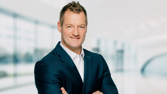 Dr. Tobias Donnevert, neuer Direktor Händlernetzentwicklung bei Hyundai Motor Deutschland, im Porträt mit verschränkten Armen