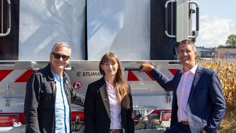 Drei Führungskräfte von Saubermacher und vibe moves you stehen vor einem Lkw des Unternehmens.