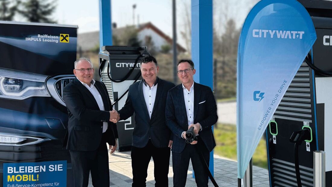 Drei Männer stehen an Ladeinfrastruktur von Citywatt und Raiffeisen-IMPULS Leasing bei einem Pressetermin.