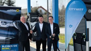 Drei Männer stehen an Ladeinfrastruktur von Citywatt und Raiffeisen-IMPULS Leasing bei einem Pressetermin.